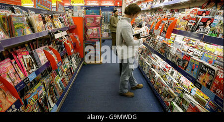 WH Smith ferme le régime de retraite du personnel.Une vue générale de quelqu'un lisant un magazine à l'intérieur d'un magasin WH Smith à Bristol. Banque D'Images