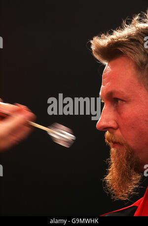 Fléchettes - Lakeside World Professional Darts Championship 2007 - Frimley Green. Simon Whitlock en action en Australie Banque D'Images