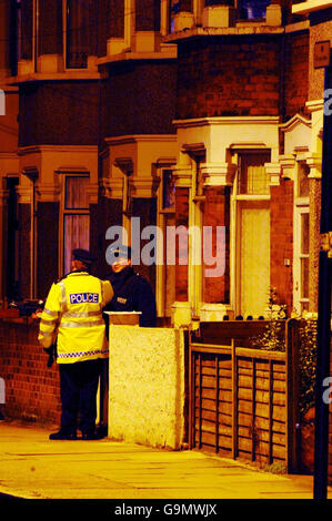 Des policiers se trouvent à l'extérieur d'une maison à Nelson Street, à East Ham, à l'est de Londres, où les corps d'une femme de 26 ans et de deux enfants ont été découverts aujourd'hui. Banque D'Images