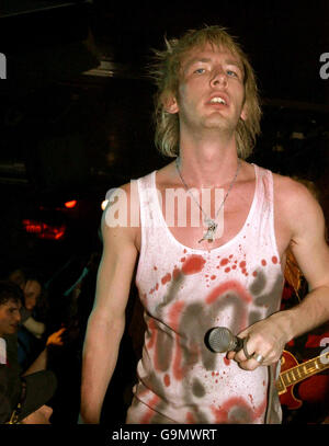 Chanteur avec les Tours de Londres, Donny Tourette et le récent grand frère de célébrité en concert au Club 100 dans le centre de Londres. Banque D'Images