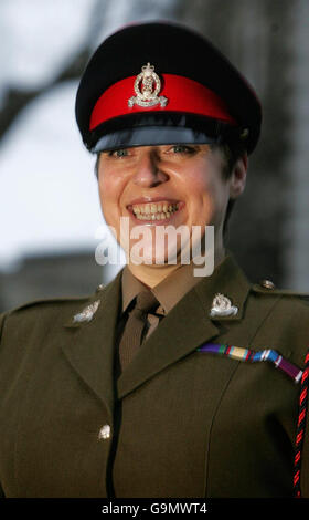 Moira Cameron, la première femme Yeoman Warder (Beefeater), est dévoilée à la Tour de Londres. Banque D'Images