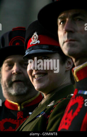 Moira Cameron, (au centre) la première femme Yeoman Warder (Beefeater), est dévoilée à la Tour de Londres. Banque D'Images