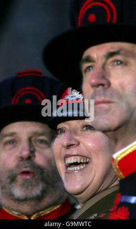 Moira Cameron, (au centre) la première femme Yeoman Warder (Beefeater), est dévoilée à la Tour de Londres. Banque D'Images