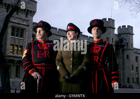 Moira Cameron, (au centre) la première femme Yeoman Warder (Beefeater), est dévoilée à la Tour de Londres aux côtés de Cheif Yeoman Warder John Keohane (à gauche) et Yeoman jailer Vic Lucus. Banque D'Images