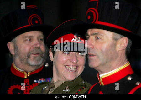 Moira Cameron, (au centre) la première femme Yeoman Warder (Beefeater), est dévoilée à la Tour de Londres aux côtés de Cheif Yeoman Warder John Keohane (à gauche) et Yeoman jailer Vic Lucus. Banque D'Images