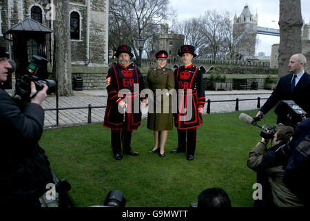 Première femme Beefeater dévoilé - Tour de Londres Banque D'Images