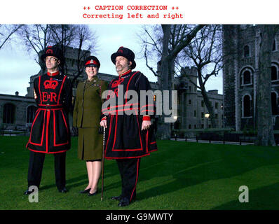 CORRECTION DES LÉGENDES. Correction de gauche à droite. Moira Cameron, (au centre) la première femme Yeoman Warder (Beefeater), est dévoilée à la Tour de Londres aux côtés de Cheif Yeoman Warder John Keohane (à droite) et Yeoman jailer Vic Lucus. Banque D'Images