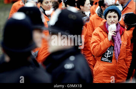 Des manifestants d'Amnesty International dans des procès de chaudière orange protestent devant l'ambassade américaine de la place Grosvenor à Londres pour marquer le cinquième anniversaire de l'ouverture du centre de détention de Guantanamo à Cuba. Banque D'Images