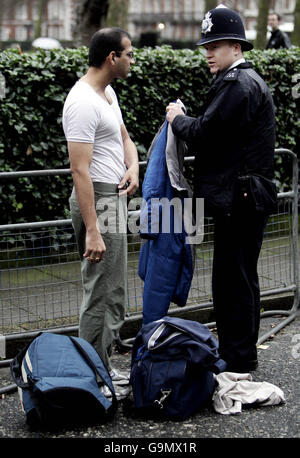 Photo de stock des agents de police recherchant un homme à l'extérieur de l'ambassade des États-Unis, Grosvenor Square, Londres. Banque D'Images