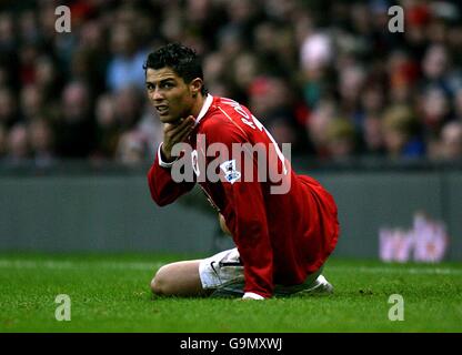 Football - FA Barclays Premiership - Manchester United / Aston Villa - Old Trafford.Cristiano Ronaldo de Manchester United tient la gorge Banque D'Images