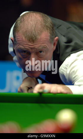 Steve Davis en action contre Shaun Murphy lors du premier match des SAGA Insurance Masters 2007 au Wembley Arena, Londres. Banque D'Images