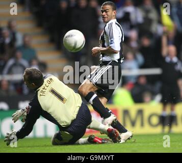 Football - FA Cup - troisième tour Replay - Newcastle United / Birmingham City - St James Park.Maik Taylor, gardien de but de Birmingham City, fait des économies aux pieds de Kieron Dyer de Newcastle United Banque D'Images