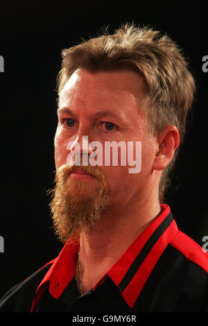 Fléchettes - Lakeside World Professional Darts Championship 2007 - Frimley Green. Simon Whitlock en action en Australie Banque D'Images