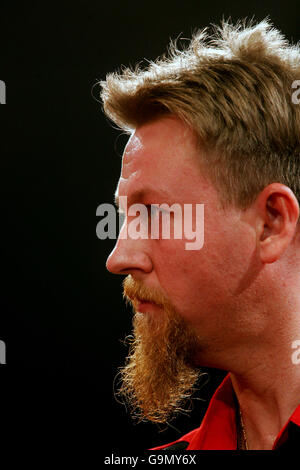 Fléchettes - Lakeside World Professional Darts Championship 2007 - Frimley Green. Simon Whitlock en action en Australie Banque D'Images