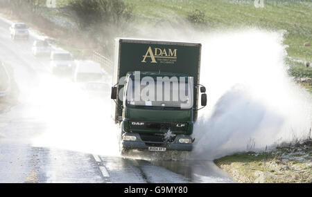 Des tempêtes traversent le Royaume-Uni. Une route inondée dans Tow Law près de Durham. Banque D'Images