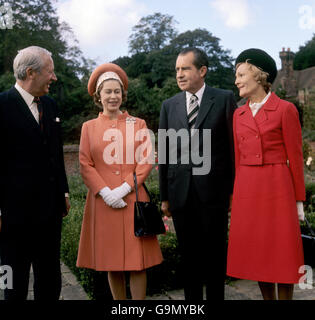 (G-D) la première dame Pat Nixon, le président américain Richard Nixon et la reine aux Chequers Banque D'Images