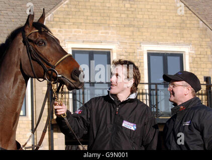 Black Jack Ketchum avec le jockey Tony McCoy (à gauche) et l'entraîneur Jonjo O'Neill lors d'un appel photo au château de Jackdaws, Gloucestershire. Banque D'Images