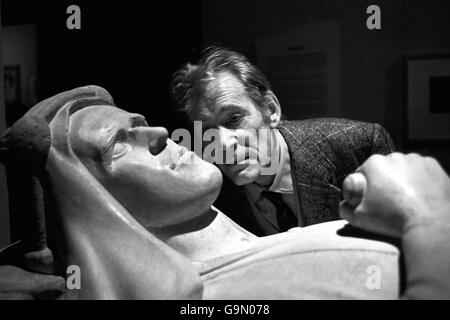 L'acteur Peter O'Toole voit une coulée de ciment du portrait de T.E Lawrence d'Eric Kennington au National Portrait Gallery de Londres, avant l'ouverture d'une exposition pour marquer le centenaire de sa naissance en 1888.O'Toole a donné une représentation mémorable sous le nom de Lawrence dans le film de 1962 « Lawrence d'Arabie ». Banque D'Images