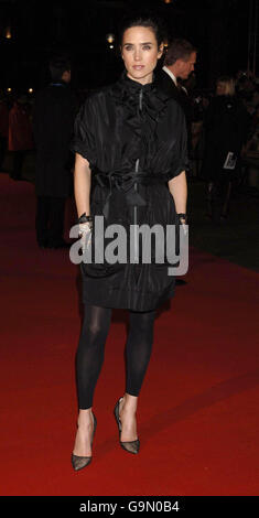 Jennifer Connelly arrive pour la première européenne de Blood Diamond à l'Odeon Leicester Square, dans le centre de Londres. Banque D'Images