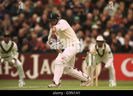 Cricket - deuxième Test - Angleterre contre Pakistan - deuxième jour.Michael Atherton, en Angleterre, est sous le joug de Waqar Younis et pris par Rashid Latif (hors photo) Banque D'Images