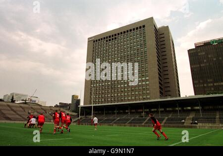 L'équipe galloise priant des lignes au Prince Chichibu stade memorial Banque D'Images