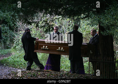 Le cercueil de l'ancien espion russe Alexander Litvinenko est porté pendant ses funérailles au cimetière Highgate dans le nord de Londres. Banque D'Images