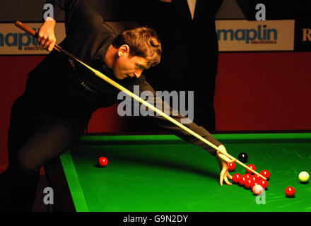 Ricky Walden en action lors de son match contre Ronnie O'Sullivan lors des championnats de snooker britanniques de Maplin au York Barbican Center, York. Banque D'Images