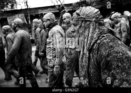 Les gens qui se sont couverts de boue dans Achoura cérémonie à Bijar, Iran. ( Jour du Souvenir Karbala ) Banque D'Images