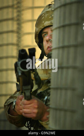 Des soldats du 7e Bataillon du Royal Regiment of Scotland à l'aéroport de Bassorah se préparent à patrouiller la ville. Banque D'Images