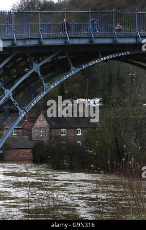 Inondation à Ironbridge. La rivière Severn est inondées à Ironbridge, Shropshire. Banque D'Images