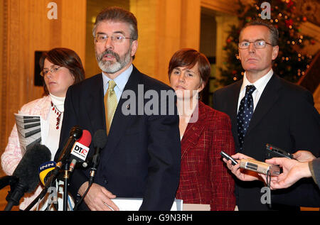 Le président de Sinn Fein, Gerry Adams, s'adresse aux médias, aux côtés de Michelle Gildernown, députée (à gauche), de Catriona Ruane et de Gerry Kelly, après une rencontre avec le chef de la police de l'INFP, sir Hugh Orde, à Stormont. Banque D'Images