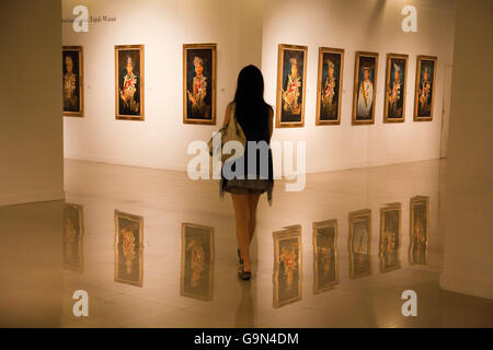 La femme qui à la recherche de la peinture dans une exposition d'art moderne à Kuala Lumpur. Banque D'Images