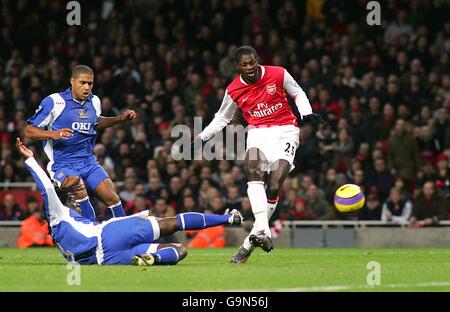 Football - FA Barclays Premiership - Arsenal v Portsmouth - Emirates Stadium.Emmanuel Adebayor d'Arsenal marque le premier but de son équipe. Banque D'Images