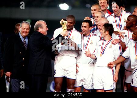 Le président de la FIFA, Joseph Sepp Blatter, présente le capitaine de France Marcel Desailly au trophée de la coupe des Confédérations de la FIFA après avoir battu le Japon 1-0. Banque D'Images