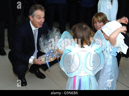 Le Premier ministre britannique Tony Blair reçoit des cadeaux d'enfants vêtus d'une scène de nativité lors de sa visite au Darlington College. Banque D'Images