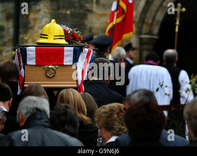 Le cercueil du pompier Geoff Wicker arrive à l'église Saint-Dunstans de Mayfield, dans l'est du Sussex. Banque D'Images