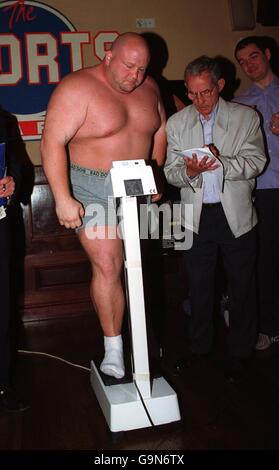 - Boxe WBF Quatre Super Heavyweight Championship - Eric "Butterbean" Esch v Shane Woollas - Peser dans Banque D'Images