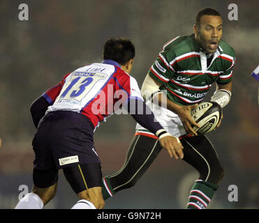 Rugby Union - Guinness Premiership - Leicester Tigers / Bristol - Welford Road.Leon Lloyd de Leicester essaie de s'éloigner de Brian Lima de Bristol pendant le match Guinness Premiership à Welford Road, Leicester. Banque D'Images