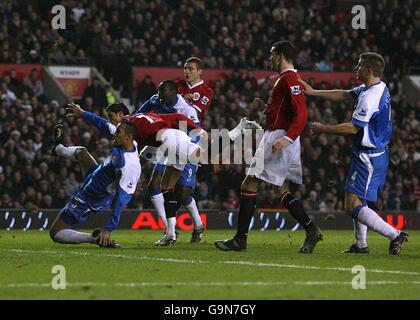 Soccer - FA Barclays Premiership - Manchester United / Wigan Athletic - Old Trafford.Cristiano Ronaldo (c) de Manchester United marque le but d'ouverture contre Wigan Athletic Banque D'Images