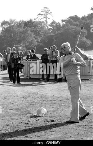 L'ancien président des États-Unis Gerald Ford travaille sur son swing au parcours de golf de Moor Park pendant la pratique pour le Bob Hope British Classic dans lequel il est en compétition. Banque D'Images