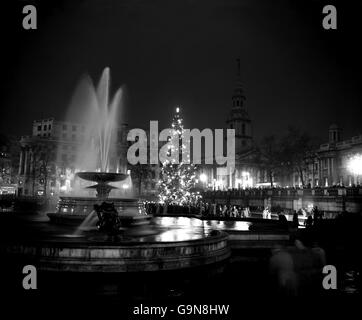 La scène de Trafalgar Square, alors que l'arbre de Noël de Londres scintille avec la lumière après la mise en marche de ses illuminations. L'arbre, un sapin géant présenté au peuple de Londres par le peuple d'Oslo, en Norvège, est le septième arbre à venir aux Londoniens de Norvège comme cadeau annuel. Banque D'Images