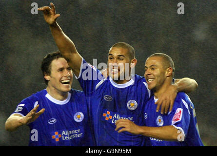 Danny Cadamarteri (à droite) de Leicester City célèbre son égaliseur lors des dernières secondes contre Fulham avec ses coéquipiers Patrick Kisnorbo (au centre) et Patrick McCarthy lors du troisième tour de la coupe FA au stade Walkers, à Leicester. Banque D'Images