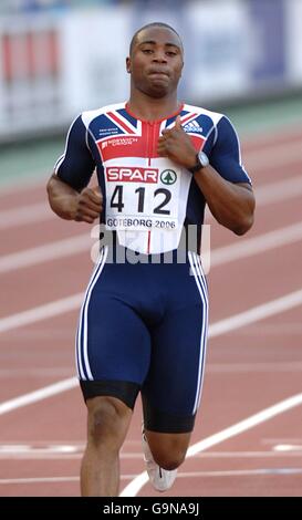 Athlétisme - Championnats d'athlétisme européens 2006 - Stade Ullevi.Mark Lewis-Francis de Grande-Bretagne se soulage après s'être qualifié dans la demi-finale de 100m de hommes Banque D'Images