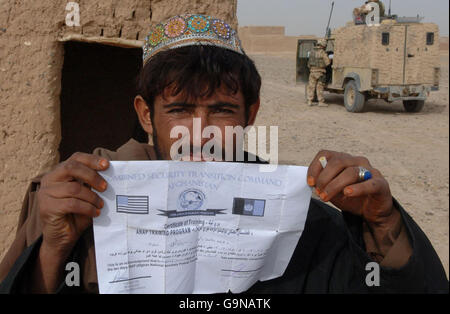 Photo d'un homme local de Lashkar Gah dans la province de Helmand, en Afghanistan, publiée précédemment par l'onu en 06.01.07, montrant fièrement son certificat pour l'achèvement du cours de la police nationale auxiliaire afghane (ANAP). Banque D'Images