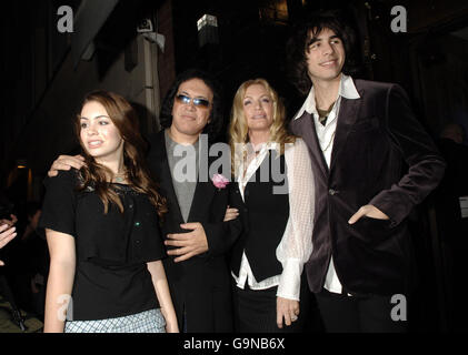 L'étoile de baiser Gene Simmons (deuxième à gauche) avec sa fille (de gauche à droite) Sophie, partenaire Shannon Tweed et son fils Nick arrivent pour une fête pour lancer leur émission télévisée "Gene Simmons Family Jewels", à Kabaret Prophricy, dans le centre de Londres. Banque D'Images