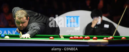 Snooker - SAGA Insurance Masters 2007 - Wembley Arena.Stephen Lee en action alors que Ding Junhui tient une serviette à sa tête pendant les SAGA Insurance Masters 2007 à Wembley Arena, Londres. Banque D'Images