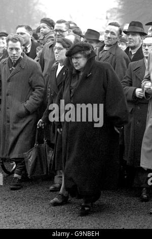 Violet van der Elst, militant contre la peine capitale, a fait une démonstration à l'extérieur de la prison de Wandsworth, Londres, alors que Derek Bentley, 19 ans, a été pendu pour sa part dans le meurtre d'un agent de police. Banque D'Images