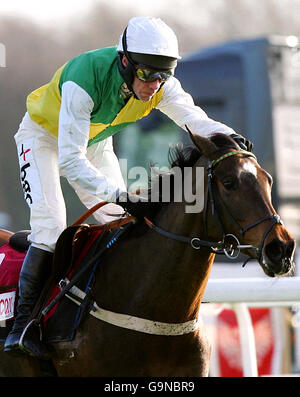 Courses hippiques - Haydock Park.Afsoun est monté par le jockey Mick Fitzgerald sur le chemin de gagner le procès de haies Champion Bonusprint.com à Haydock Park. Banque D'Images