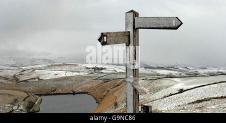 Un nuage bas et une accumulation de neige sur une partie de la Pennine Way près de Saddleworth Moor, Lancashire. Banque D'Images