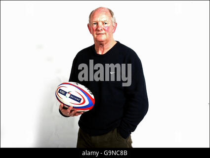 Rugby Union - lancement de RBS 6 Nations - le Hurlingham Club.L'entraîneur d'Angleterre Brian Ashton pose une photo lors du lancement des RBS 6 Nations au Hurlingham Club, Londres. Banque D'Images